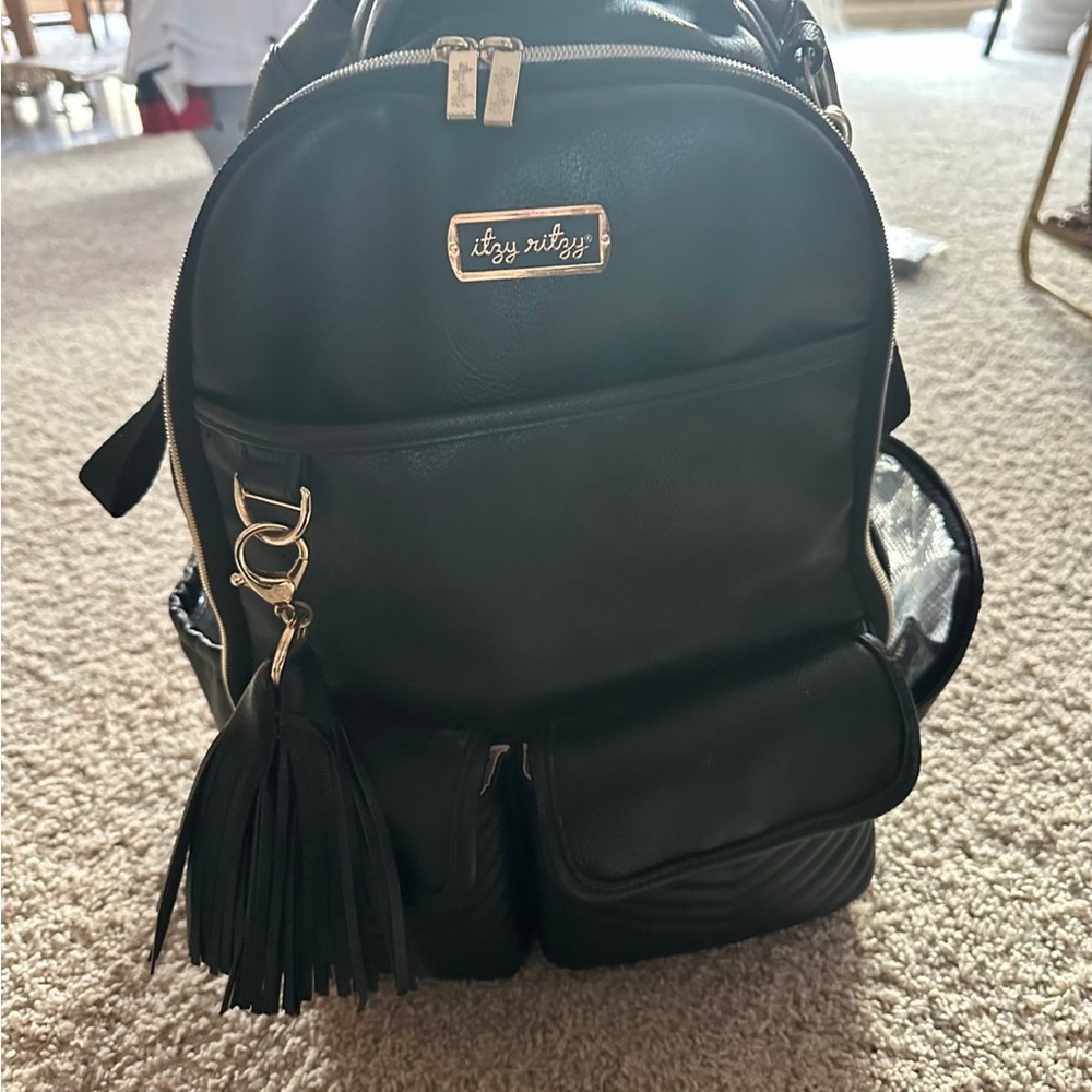 Itzy Ritzy Boss Diaper Bag and
Bottle Bag set in Black with gold accents - Picture 6 of 7